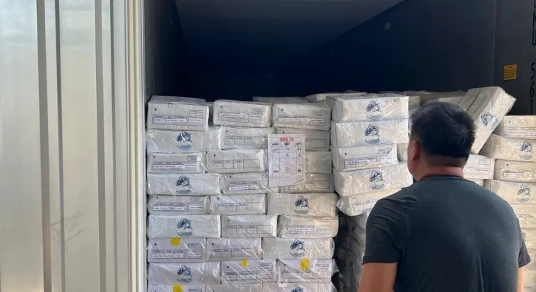 HANDLING REEFER COUNTAINER DARI SURABAYA KE LOS ANGELES, USA KOMODITY FROZEN YELLOWFIN TUNA GROUND MEAT